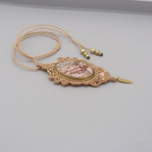 Hellgraue Mikro-Makramee-Halskette mit einem Naturstein, dem Dendriten